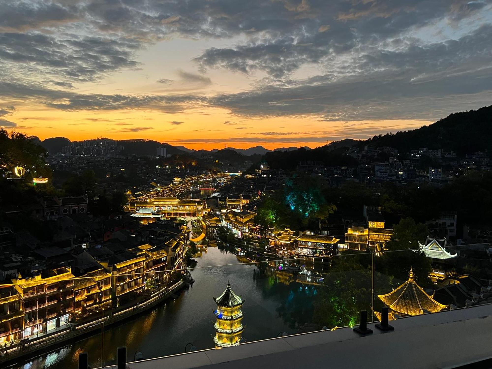 Phoenix Best River View B&B Fenghuang Extérieur photo