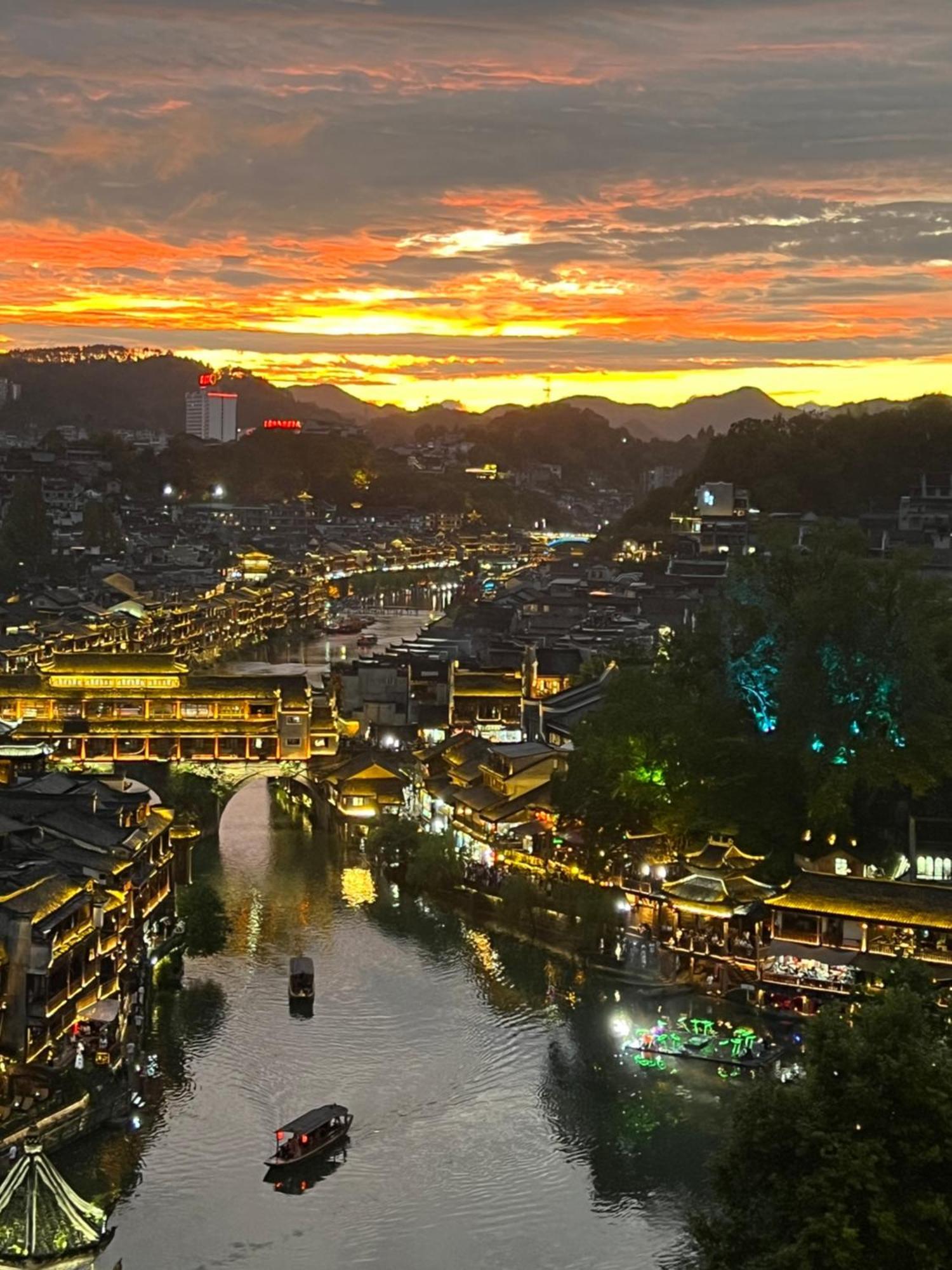 Phoenix Best River View B&B Fenghuang Extérieur photo